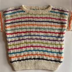 Sweater med glade striber
