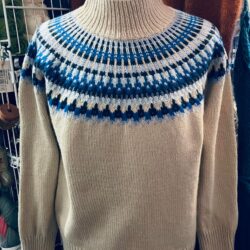 Celeste Sweater strikket i Drops Daisy