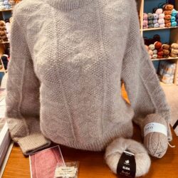 Esther Sweater fra PetiteKnit | Garnalternativ Drops Daisy og Elba fra Mayflower
