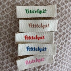 PetiteKnit-label flere farver