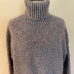 Wednesday Sweater fra PetiteKnit strikket i LettLopi og Mayflower Super Kid Silk.