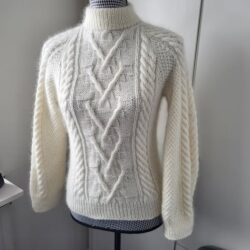 Cable Joy Sweater fra Lenes Knitwear | Drops Baby Merino og Drops Kid Silk